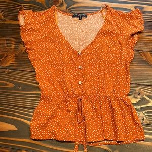 Adorable burnt orange polka dot shirt sz M